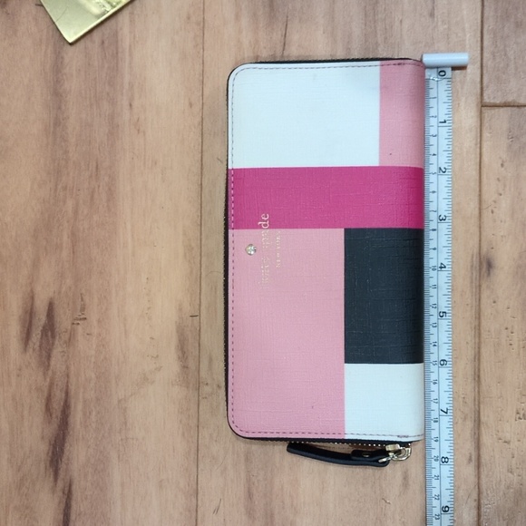 Kate Spade GUC colorblock Pinks White Black Zip Around Wallet Storybook Lining - Picture 7 of 11